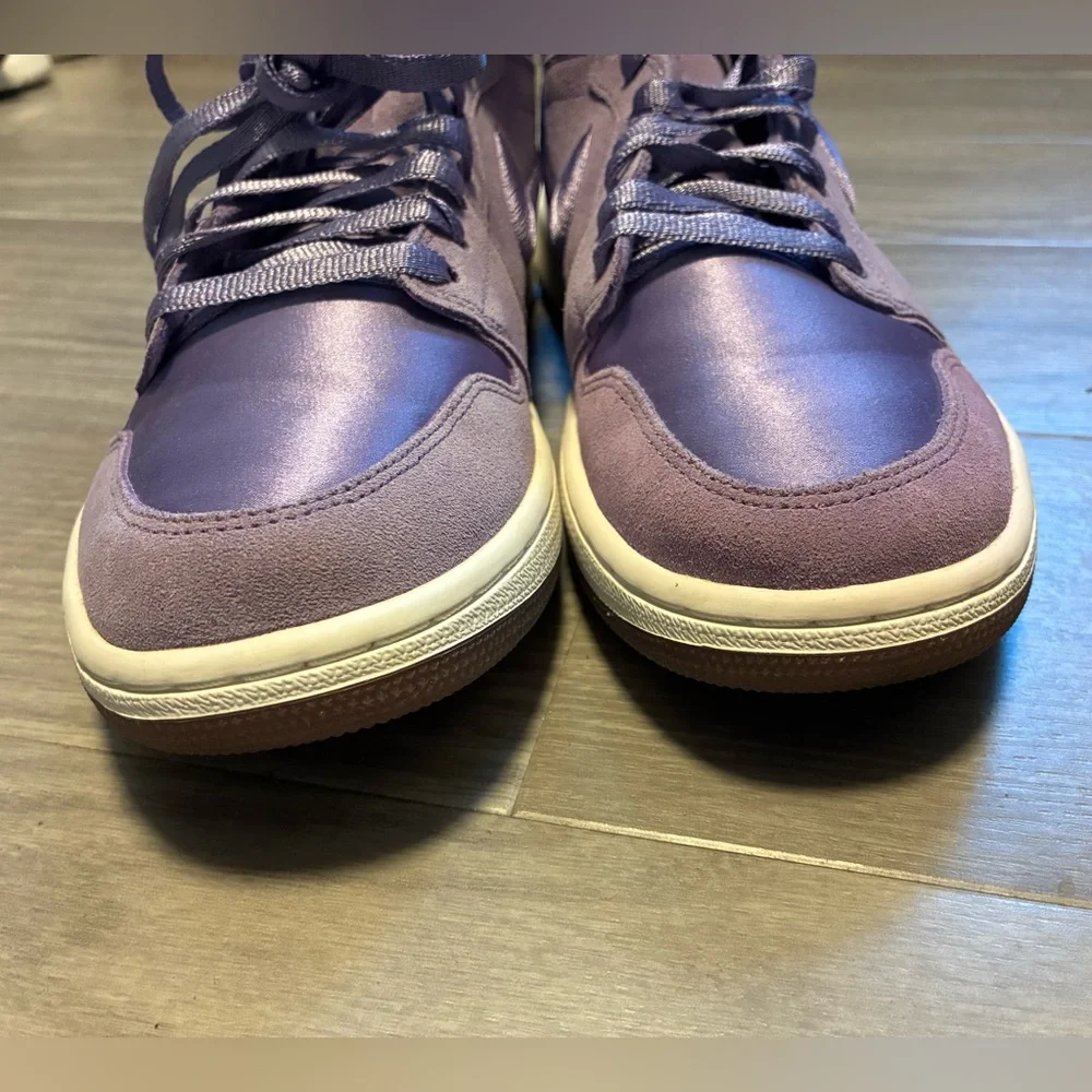 Women’s Jordans - Picture 2 of 7